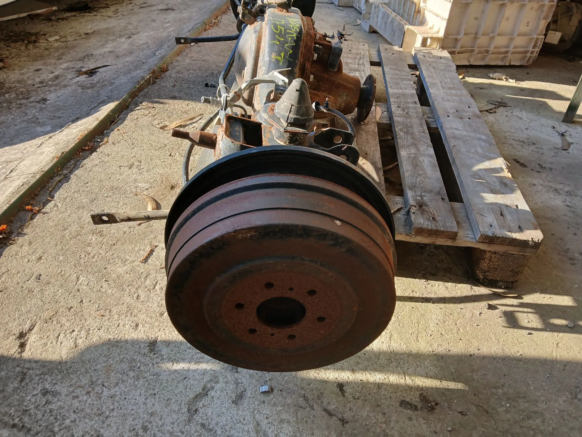 Essieu arrière à tambours RENAULT Alaskan Imagem-3