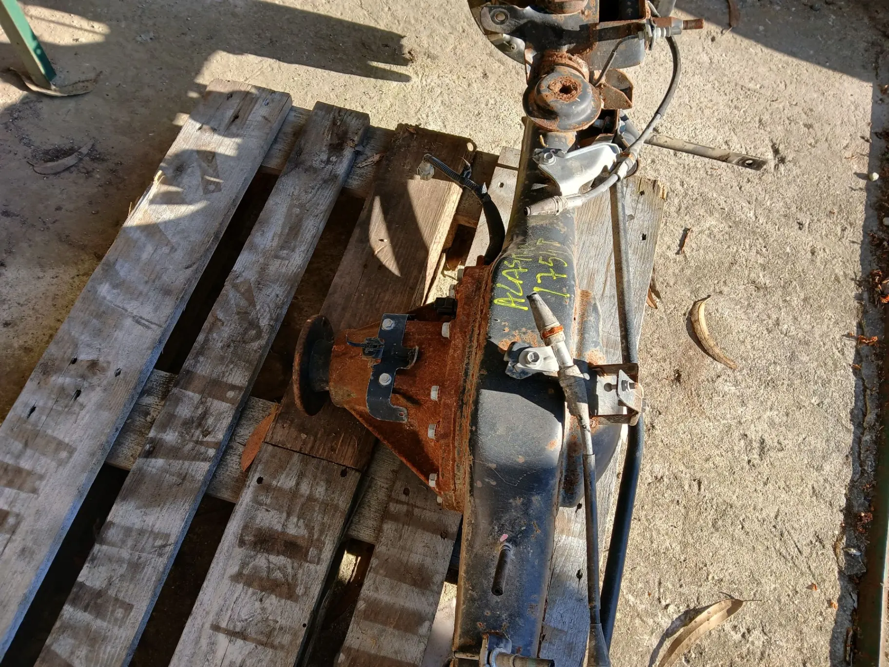 Essieu arrière à tambours RENAULT Alaskan Imagem-2