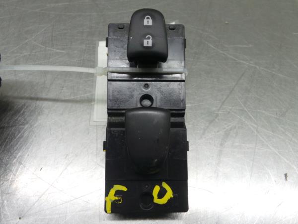 Mando / interruptor elevalunas delantero derecho NISSAN Micra V (K14)