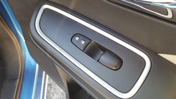 Mando / interruptor elevalunas delantero derecho NISSAN Micra V (K14)