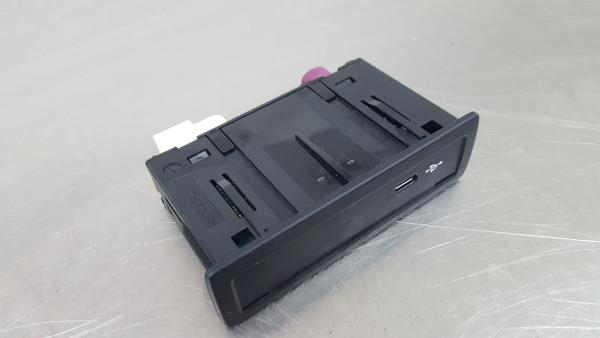 Módulo USB / AUX / IPOD MERCEDES-BENZ Classe A (W177) Imagem-3