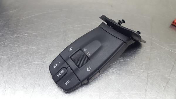 Leva della radio SEAT Ibiza IV (6J5, 6P1)