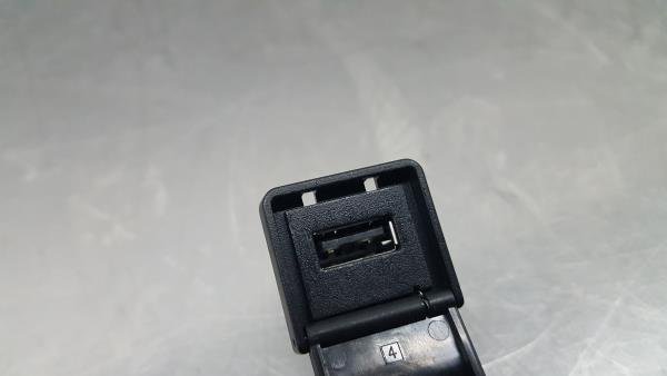 Módulo USB / AUX / IPOD NISSAN NV200/Evalia Combi (M20) Imagem-2