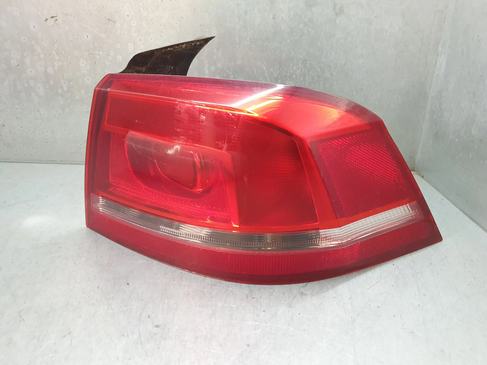 Feu arrière Droite VOLKSWAGEN Passat (362) Imagem-1