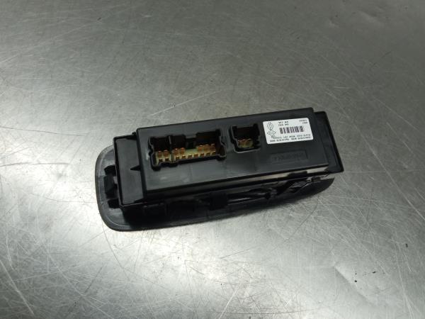Mando / interruptor elevalunas delantero derecho RENAULT Kadjar (HA_, HL_)
