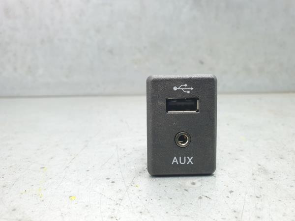Porta Ingresso USB / AUX / iPod NISSAN X-Trail (T32)