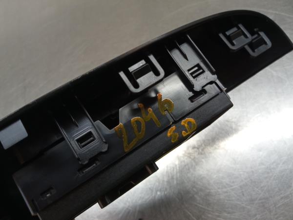 Mando / interruptor elevalunas delantero derecho NISSAN Juke (F15)