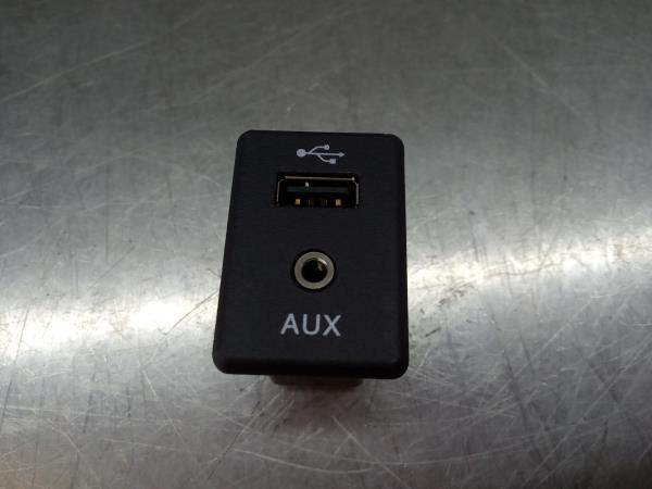 Módulo USB / AUX / IPOD NISSAN X-Trail (T32)