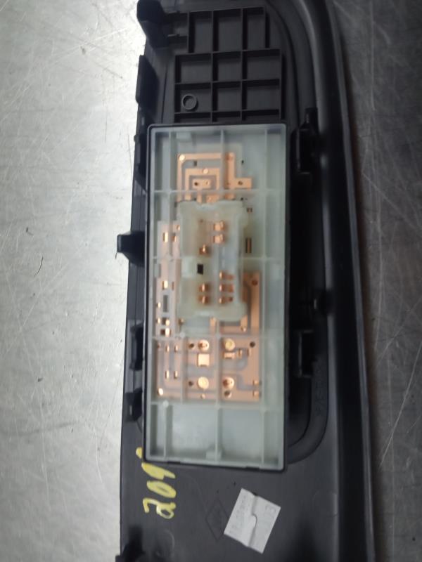 Mando / interruptor elevalunas delantero derecho NISSAN Micra V (K14) Imagem-2