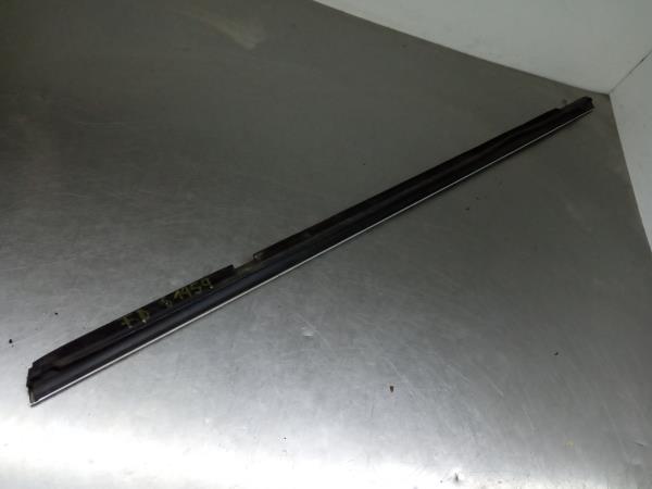 Racloir de vitre porte avant Droite PEUGEOT 5008 I (0U_, 0E_) Imagem-1