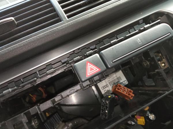 Botão / interruptor 4 piscas AUDI A4 (8EC, B7)