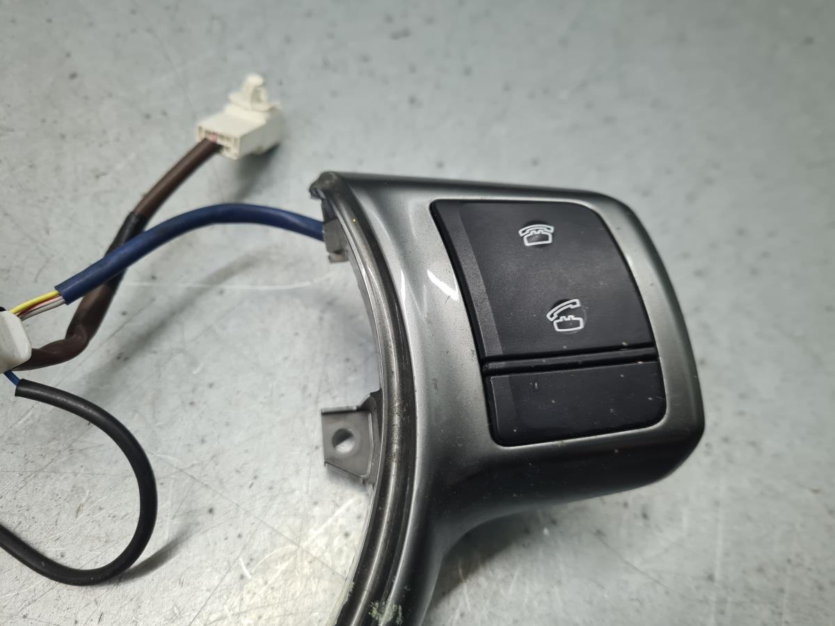 Commandes au volant TOYOTA Yaris (_P13_) Imagem-2