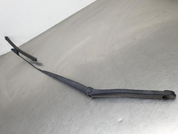 Brazo de limpiaparabrisas delantero derecho RENAULT Clio IV (BH_)