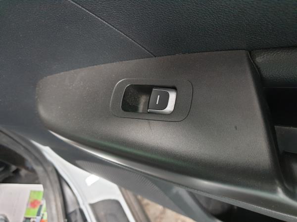 Commande / interrupteur lève-vitre Arrière Droite KIA Sportage (QL)