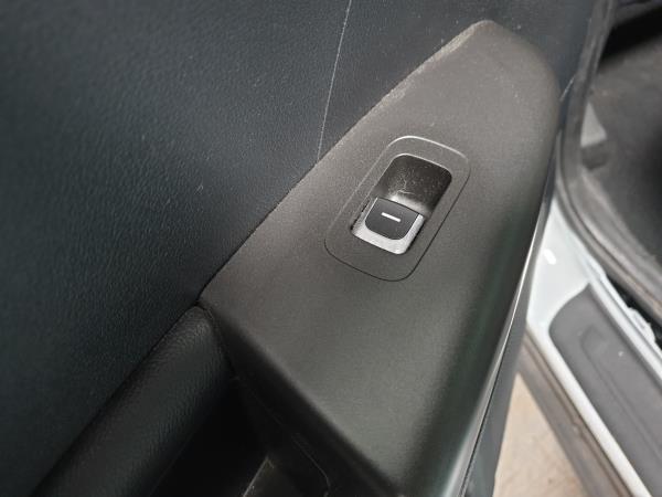 Commande / interrupteur lève-vitre Arrière gauche KIA Sportage (QL)
