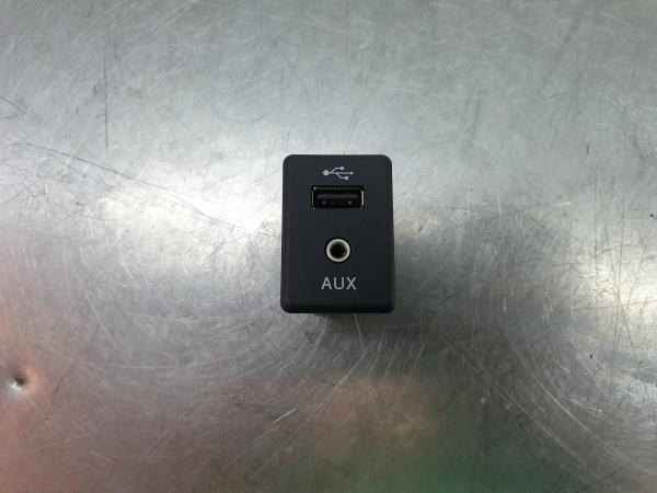 Porta Ingresso USB / AUX / iPod NISSAN X-Trail (T32)