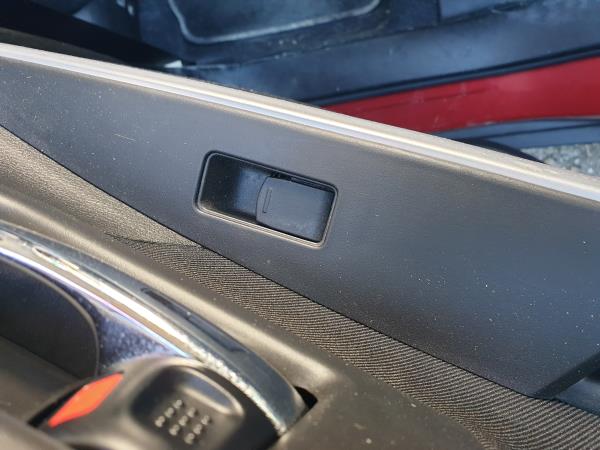 Comando / botão / interruptor vidros trás esquerdo SUZUKI SX4 S-Cross (JY)