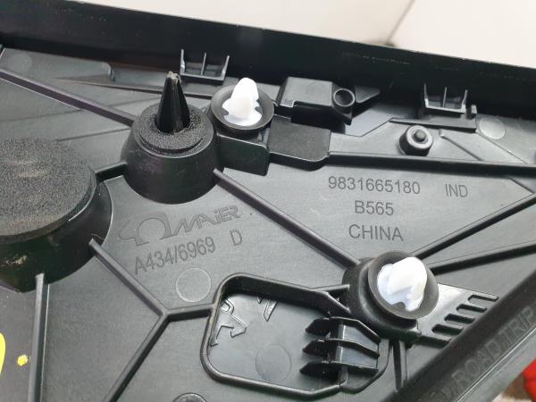 Modanatura pannello destro PEUGEOT 2008 II (U_) Imagem-4