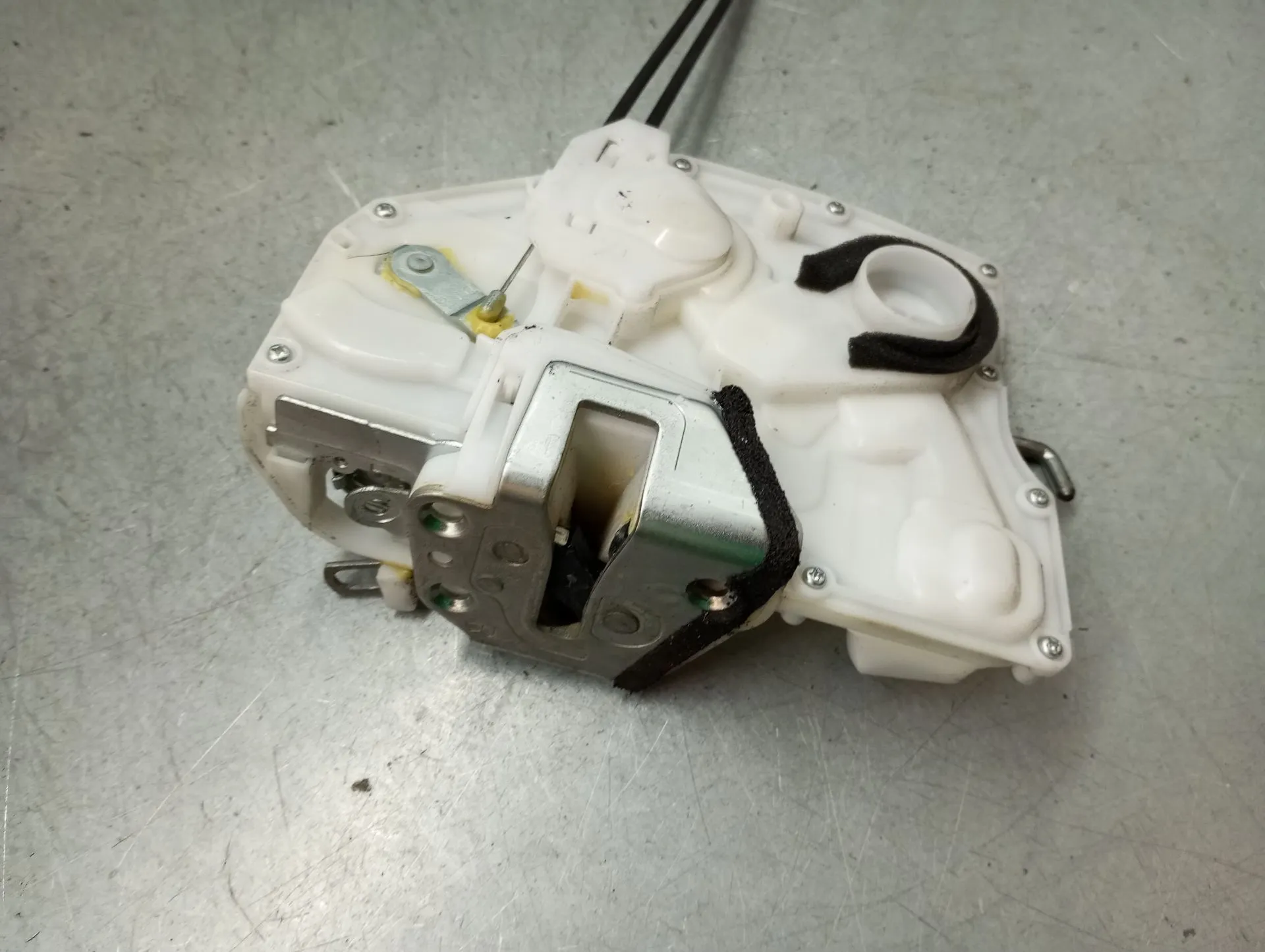 Fechadura / fecho porta frente direito SUZUKI Swift IV (FZ, NZ)