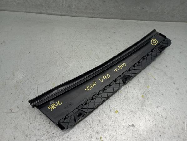 Friso Embelezador Dto Pilar/Porta VOLVO V40 Hatchback Imagem-1