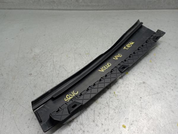 Friso Embelezador Esq Pilar/Porta VOLVO V40 Hatchback Imagem-1