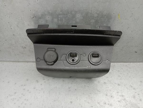 Porta Ingresso USB / AUX / iPod PEUGEOT 2008 I (CU_)