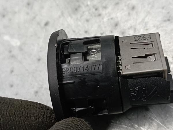 Módulo USB / AUX / IPOD PEUGEOT 2008 I (CU_) Imagem-1