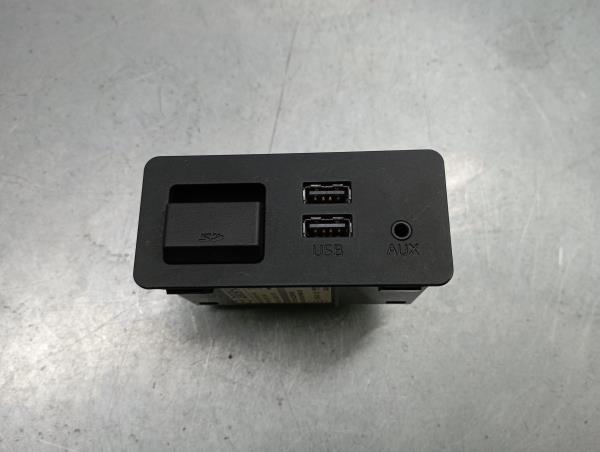 USB / AUX / iPod Socket Connector MAZDA CX-3 (DK)