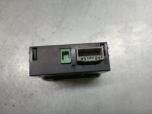 USB / AUX / iPod Socket Connector MAZDA CX-3 (DK) Imagem-1