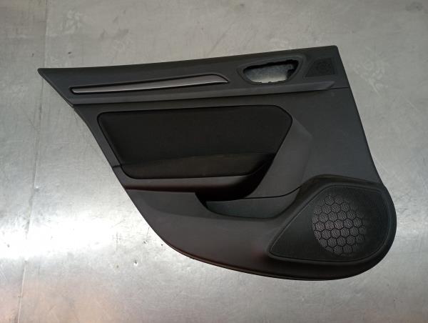 Forra porta / quartela trás esquerda RENAULT Megane IV Grandtour (K9A/M_)