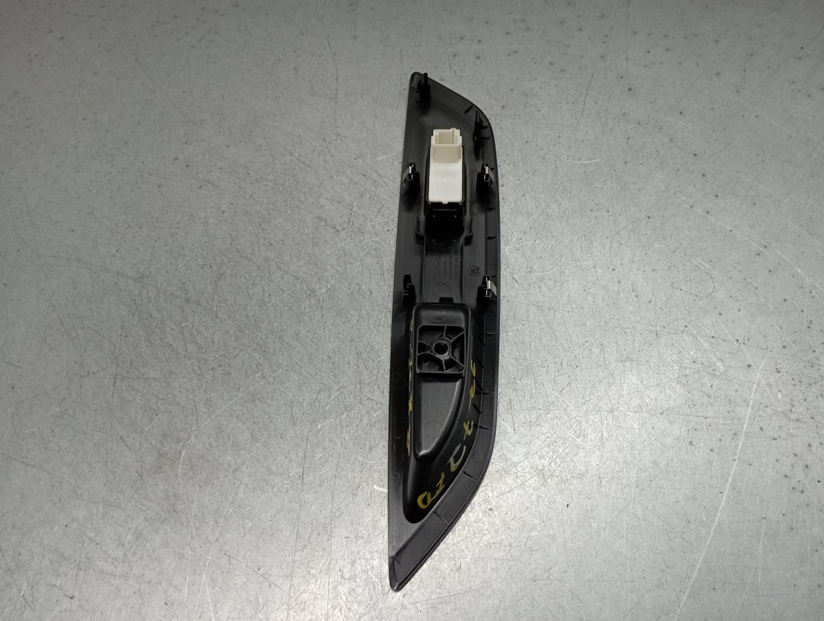 Mando / interruptor elevalunas delantero derecho PEUGEOT 208 II Imagem-2