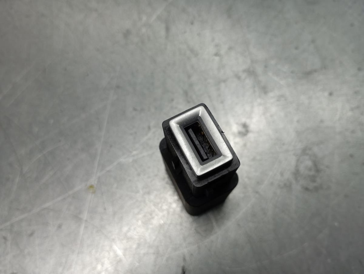 USB / AUX / iPod Socket Connector PEUGEOT 208 II Imagem-0
