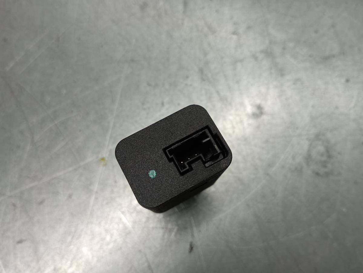 USB / AUX / iPod Socket Connector PEUGEOT 208 II Imagem-2