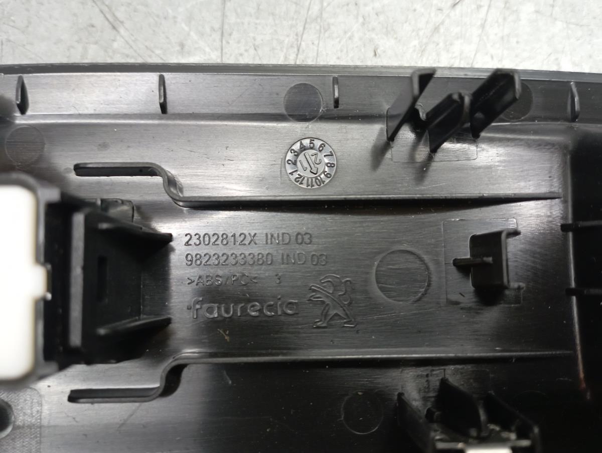 Mando / interruptor elevalunas delantero derecho PEUGEOT 208 II Imagem-2