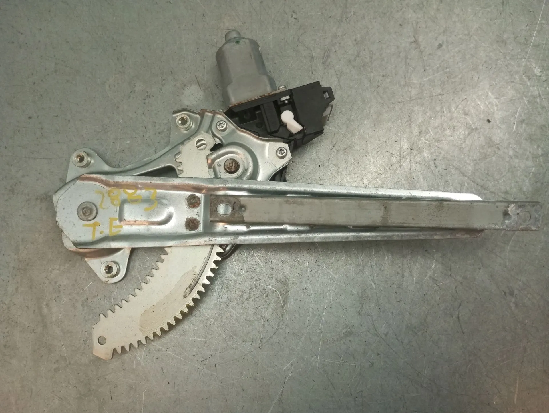 Elevalunas trasero izquierdo NISSAN Juke (F15)