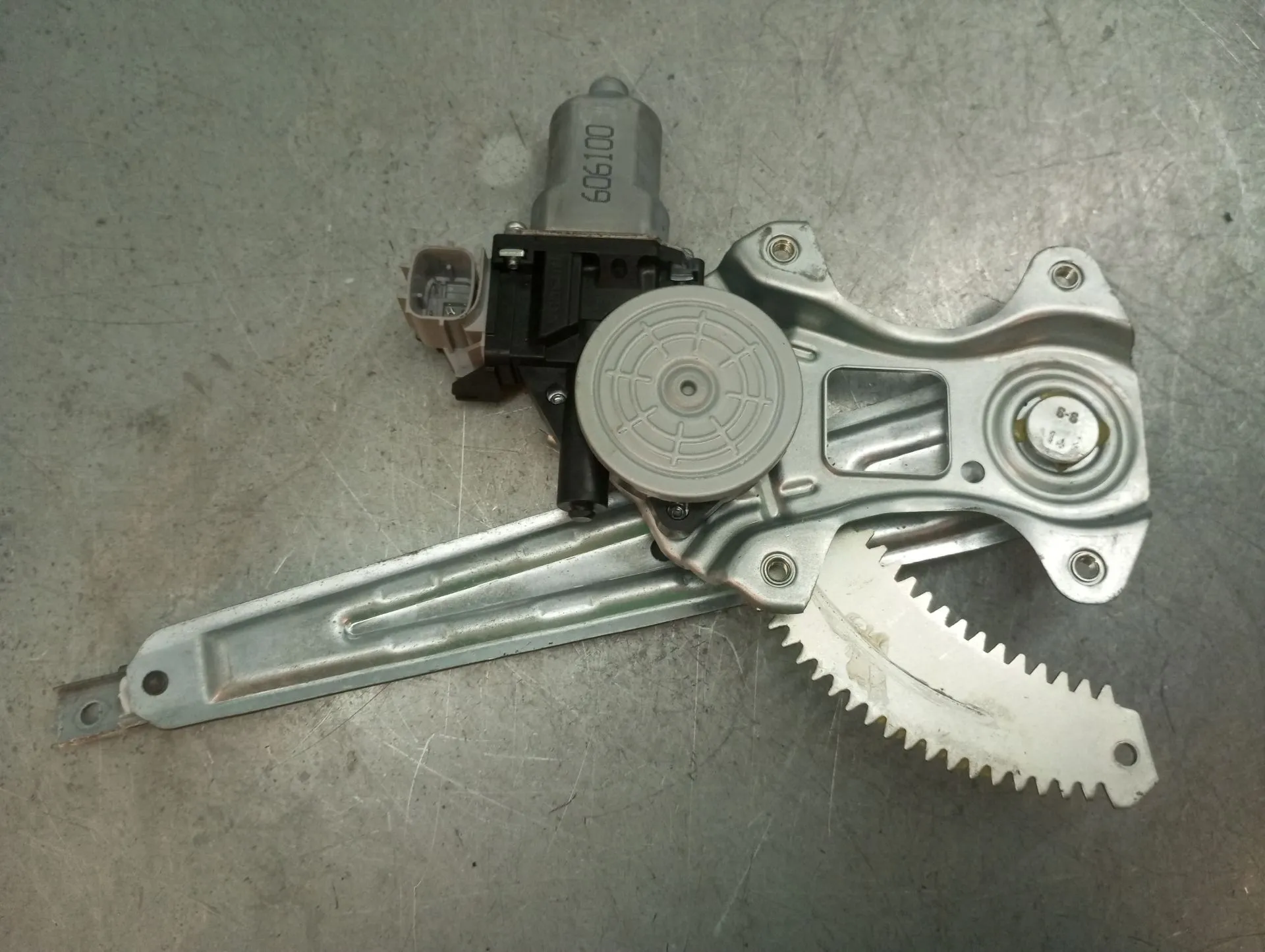 Elevador vidros trás esquerdo NISSAN Juke (F15) Imagem-1