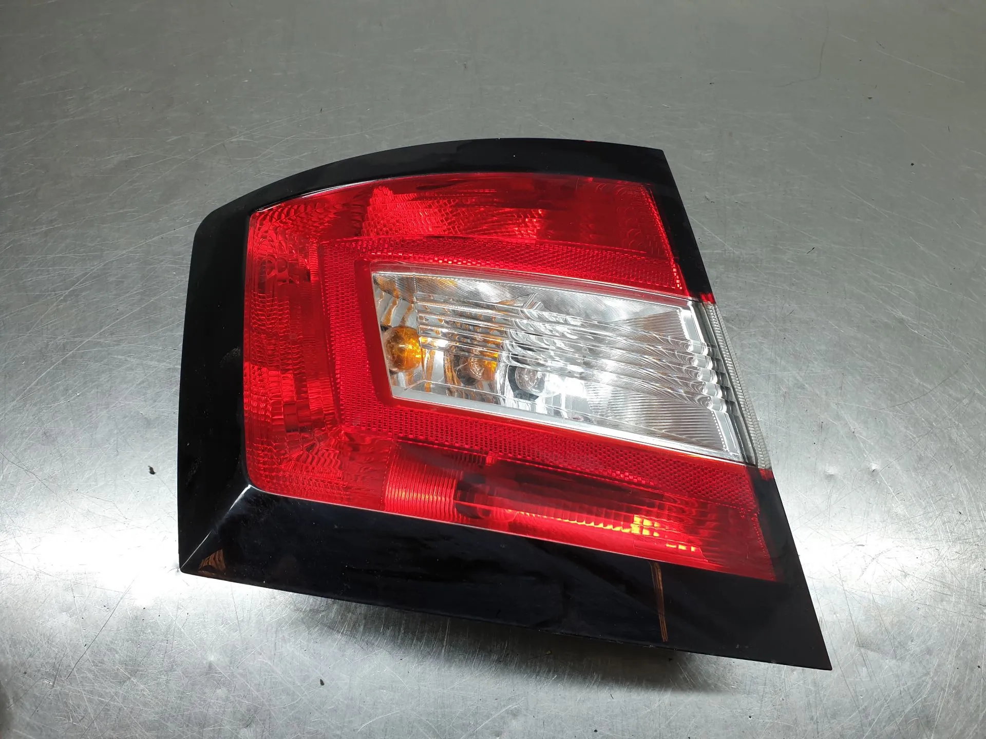 Left Tail light SKODA Fabia III Hatchback (NJ3)