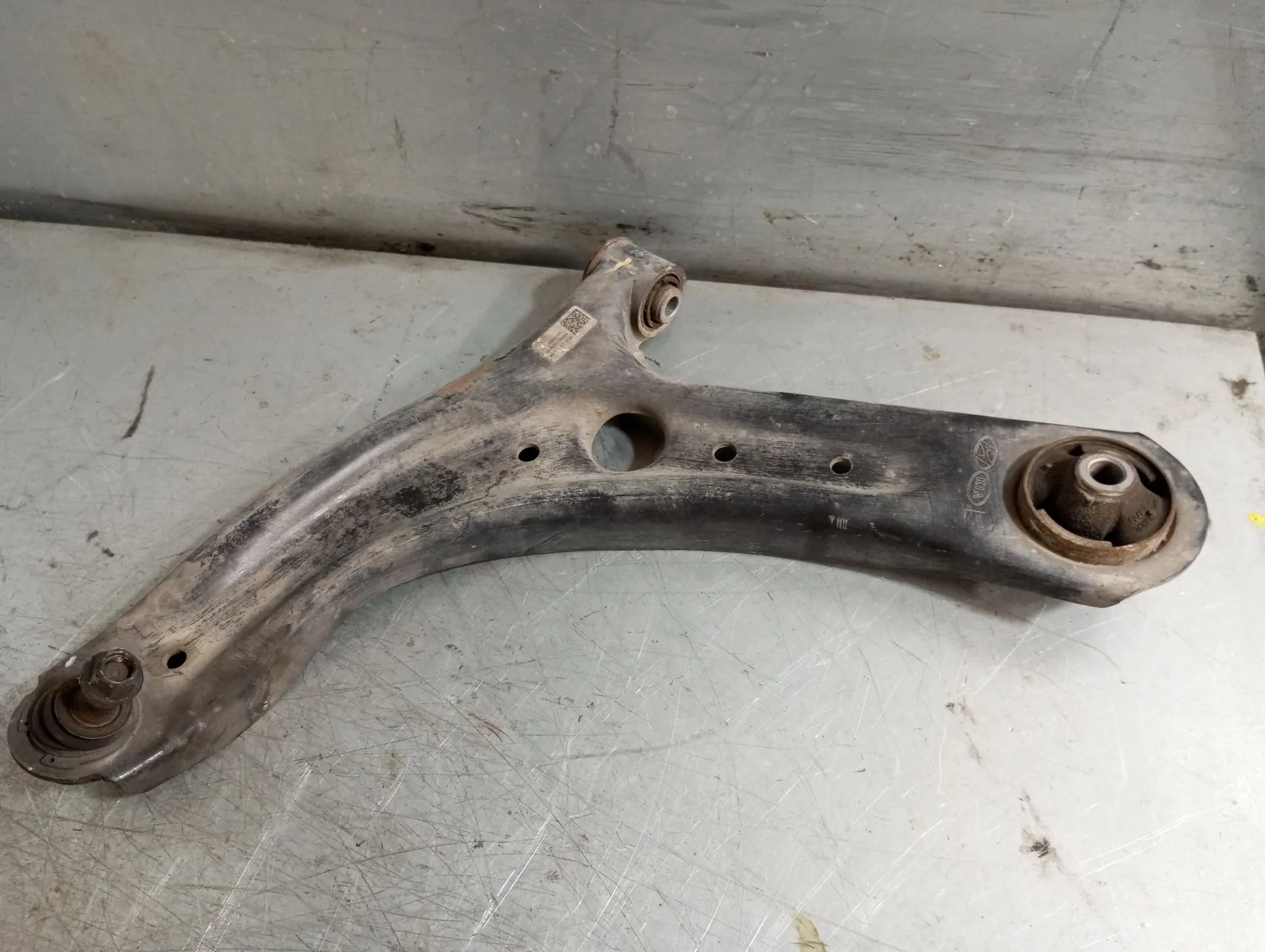 Braccio di sospensione anteriore sinistro RENAULT Clio IV (BH_)