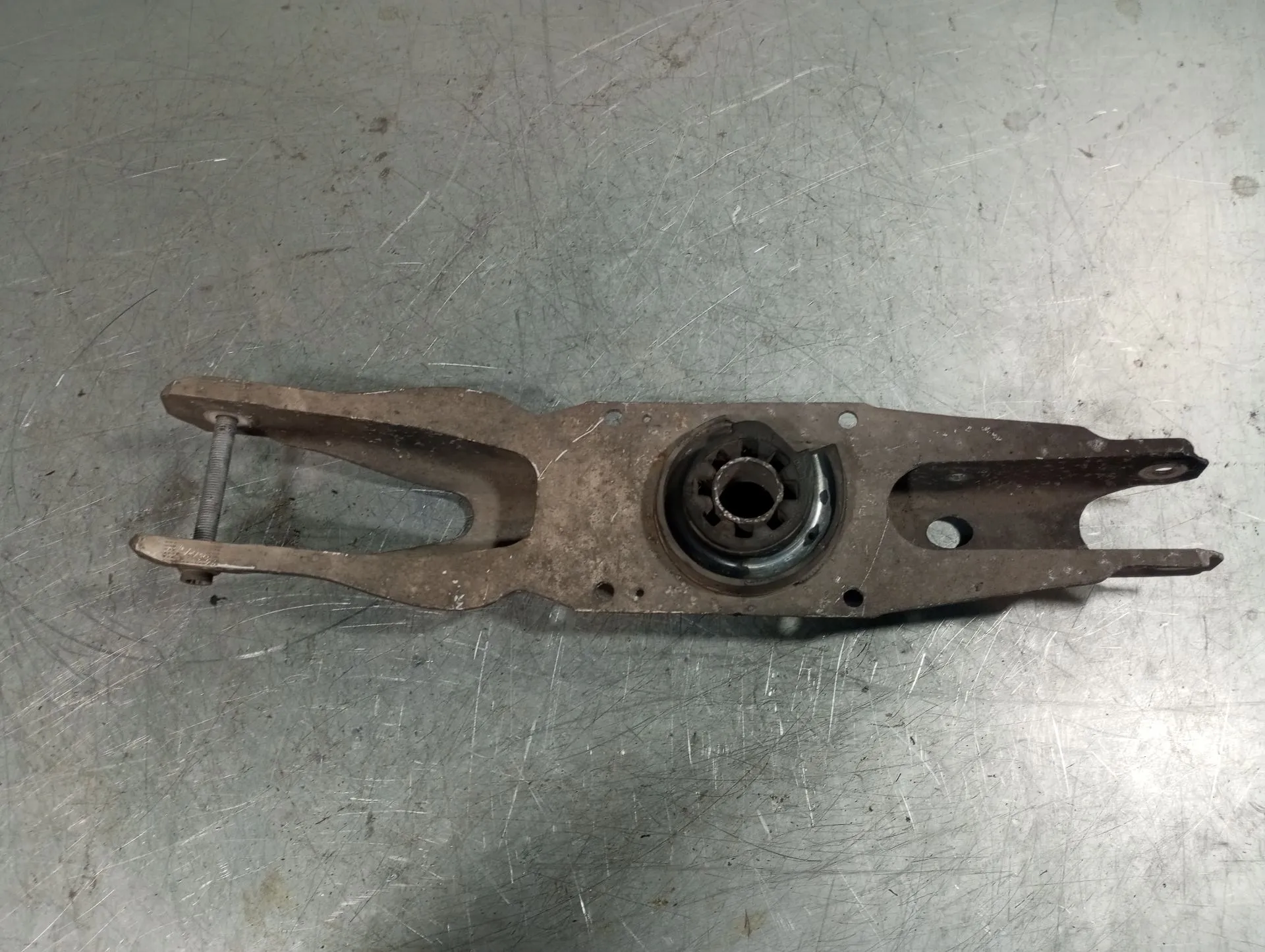 Brazo suspensión trasero izquierdo MERCEDES-BENZ GLA (X156) Imagem-1