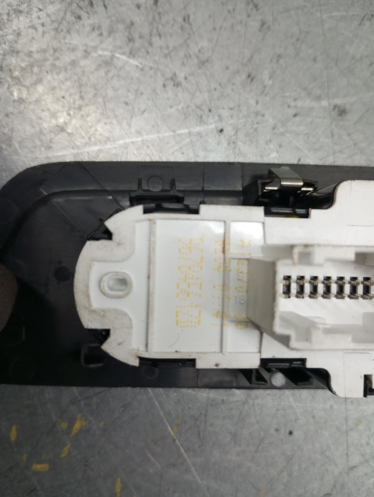 Mando / interruptor elevalunas delantero izquierdo CITROËN Jumpy III Imagem-4