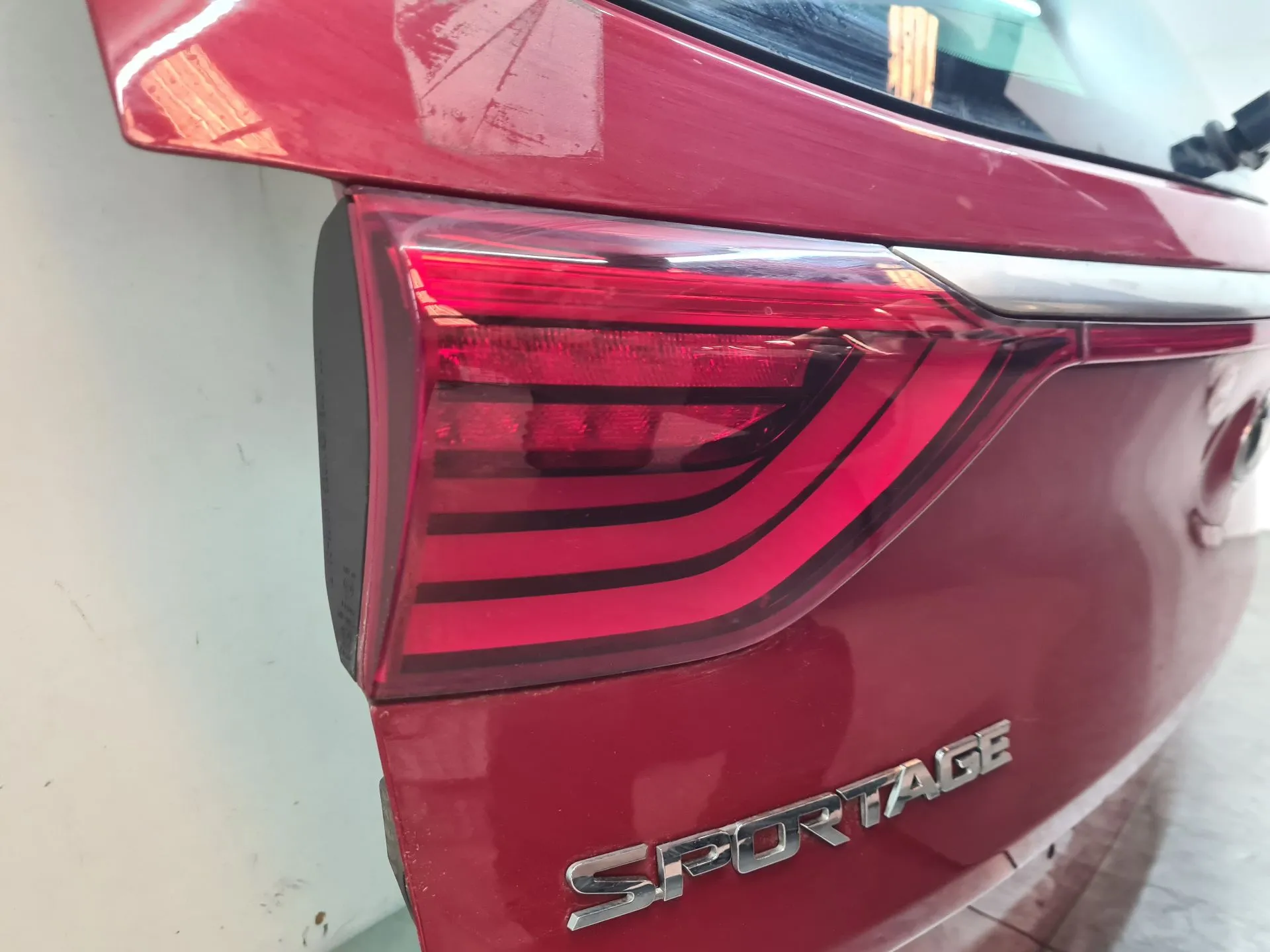 Left Tailgate light  KIA Sportage (QL) Imagem-2