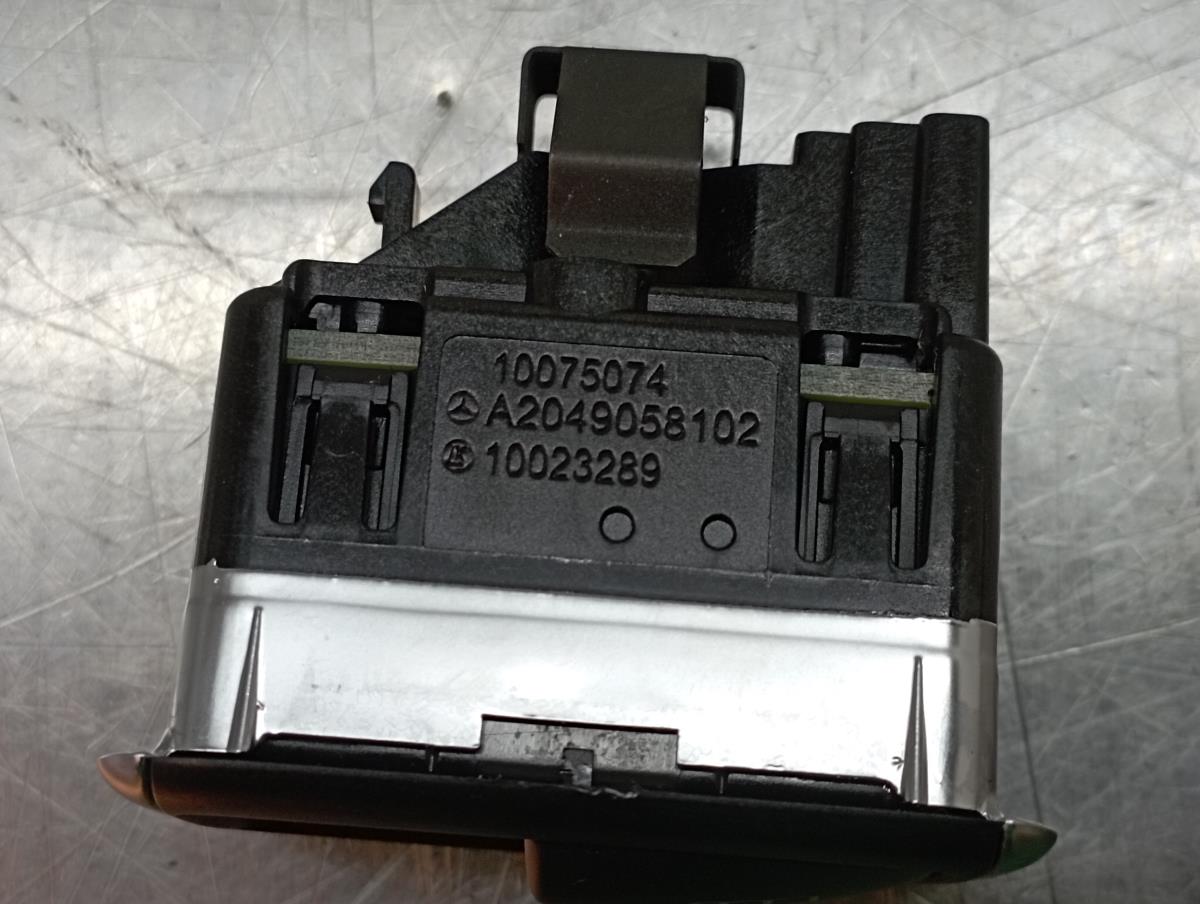 Comando / botão / interruptor vidros trás esquerdo MERCEDES-BENZ Classe A (W176) Imagem-4