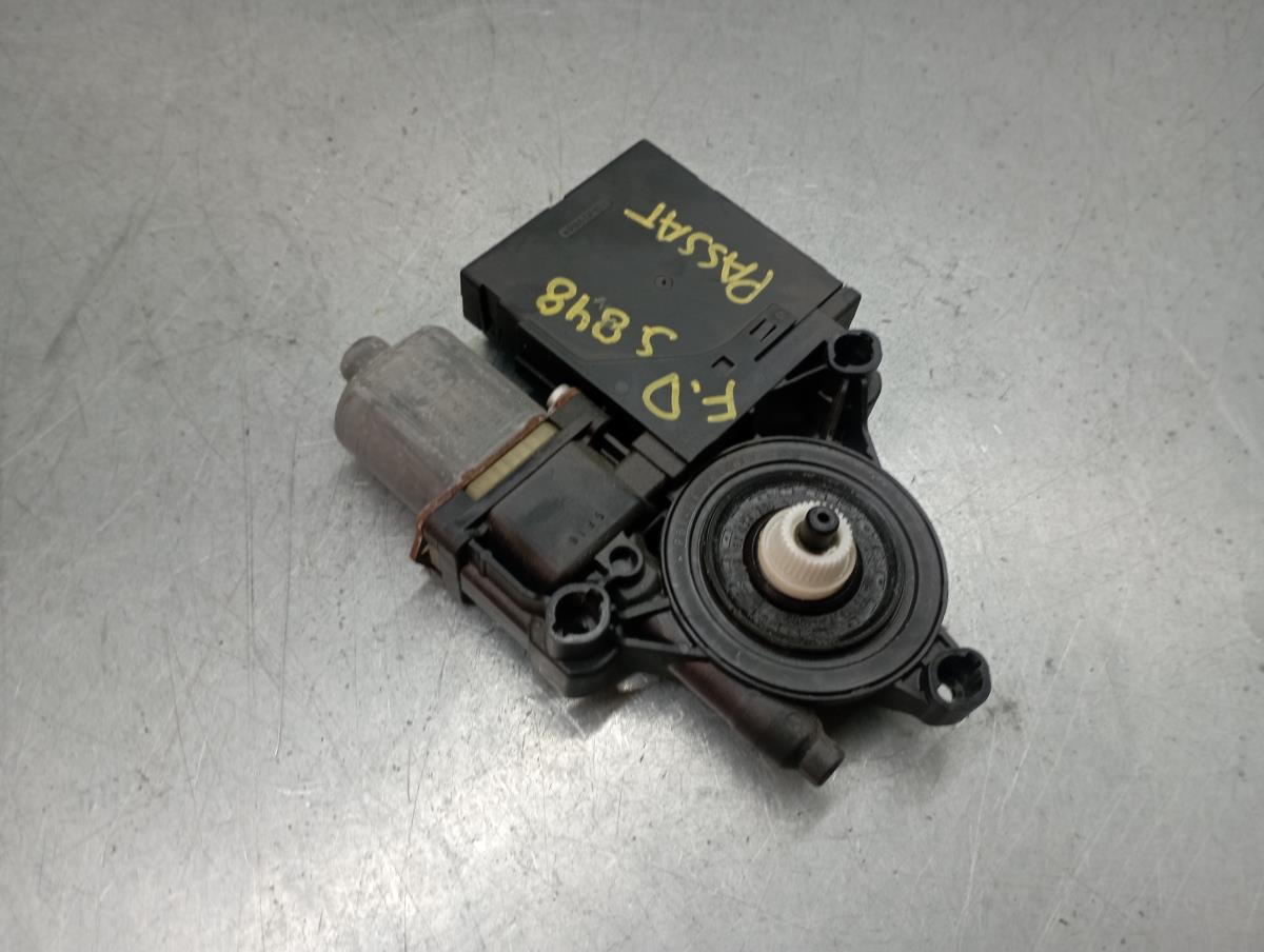 Motore alzacristallo anteriore destro VOLKSWAGEN Passat (362)