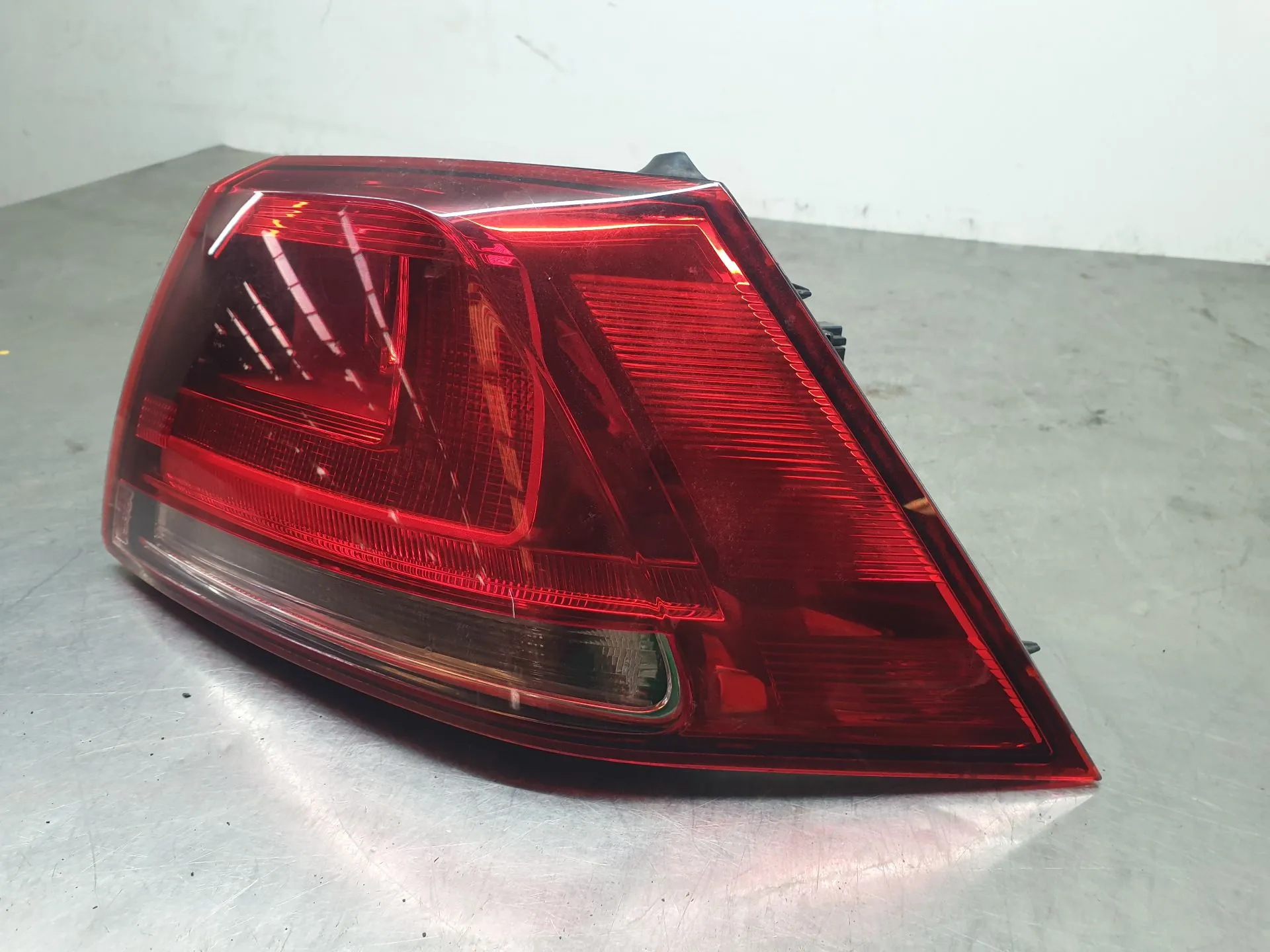 Feu arrière Droite VOLKSWAGEN Golf VII (5G1, BQ1, BE1, BE2) Imagem-1