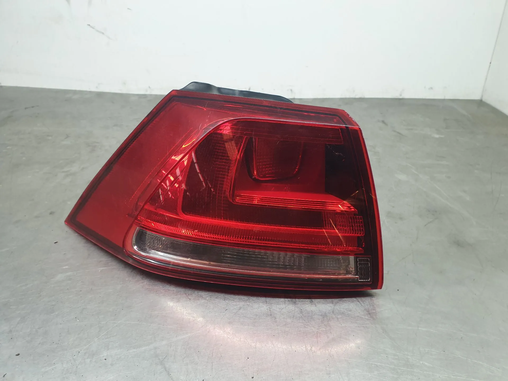 Left Tail light VOLKSWAGEN Golf VII (5G1, BQ1, BE1, BE2)