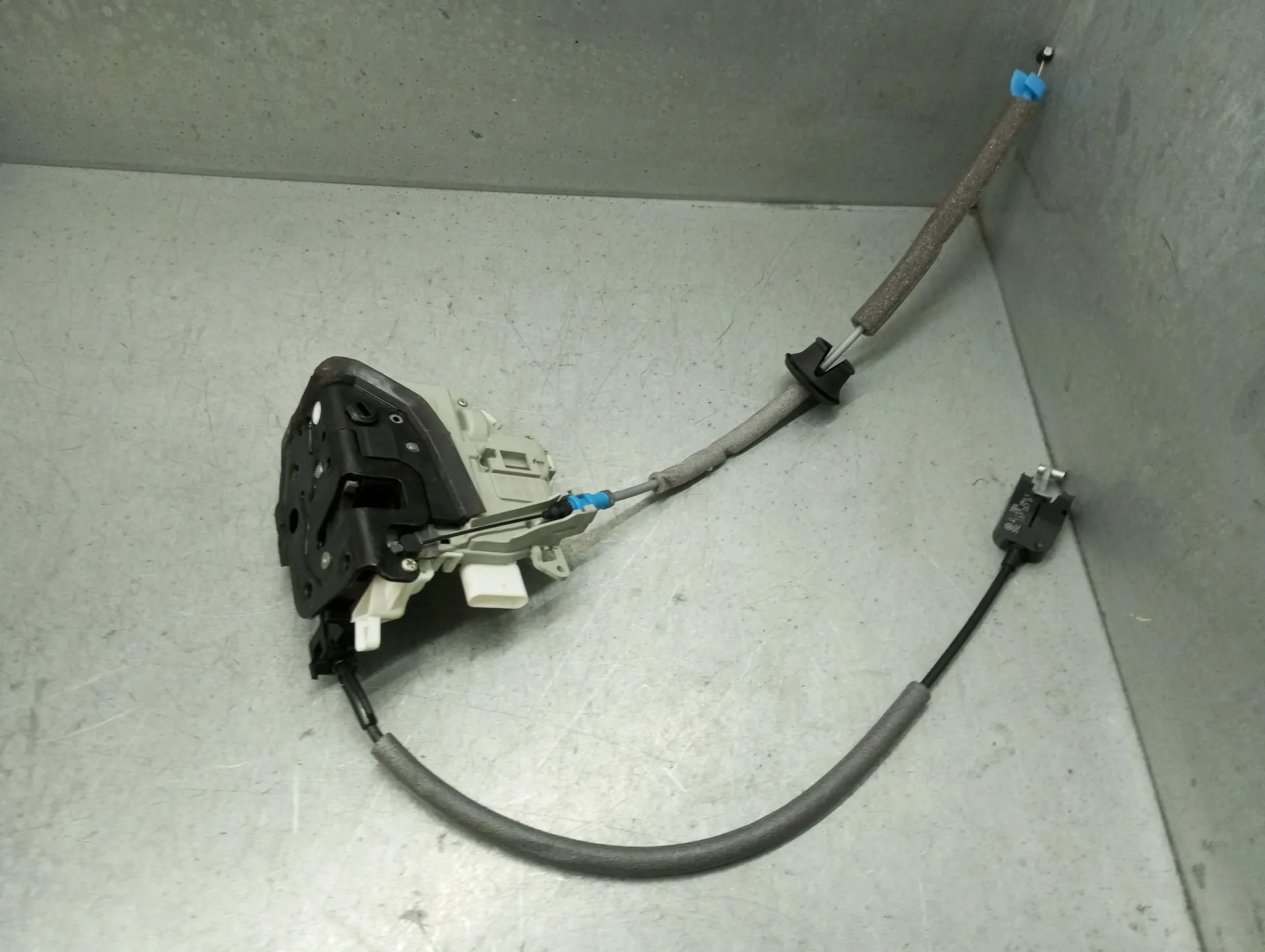 Fechadura / fecho porta trás esquerdo AUDI Q2 (GA)