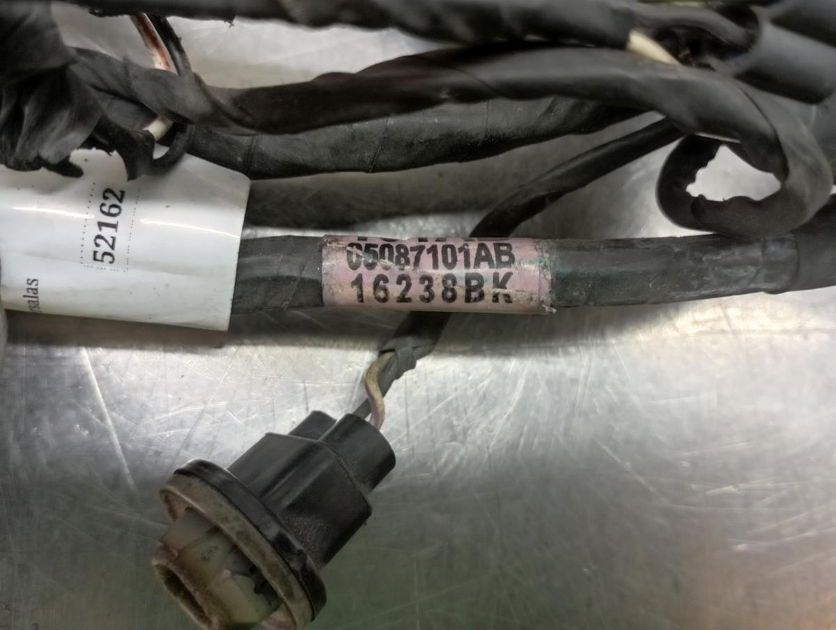 Instalación de Parachoques trasero CHRYSLER 300 C Touring (LX) Imagem-1