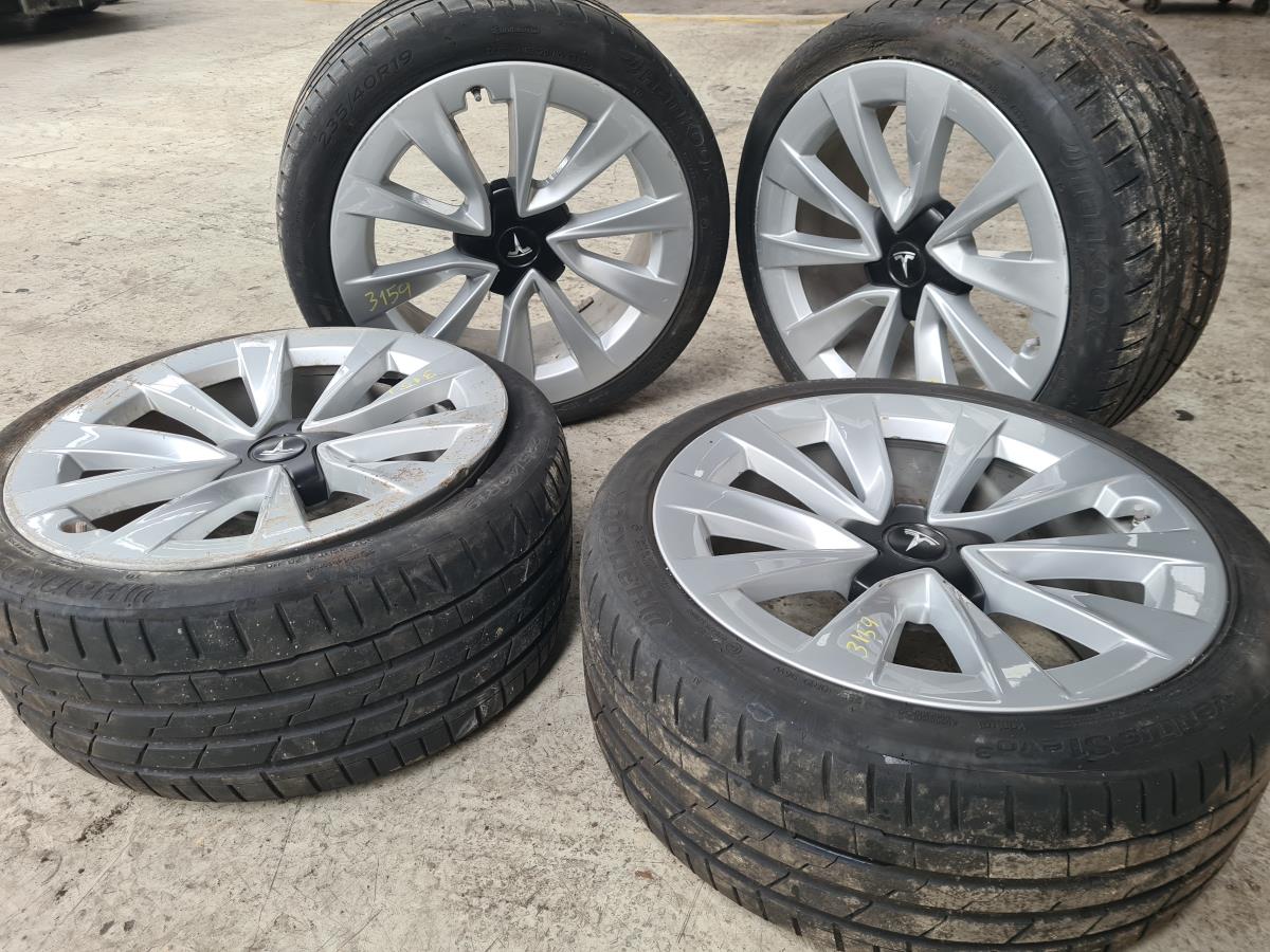 Wheel set TESLA Model 3 (5YJ3)