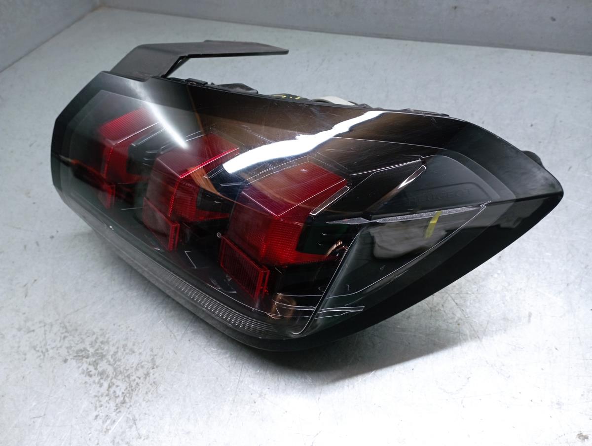 Feu arrière Droite PEUGEOT 208 II Imagem-1