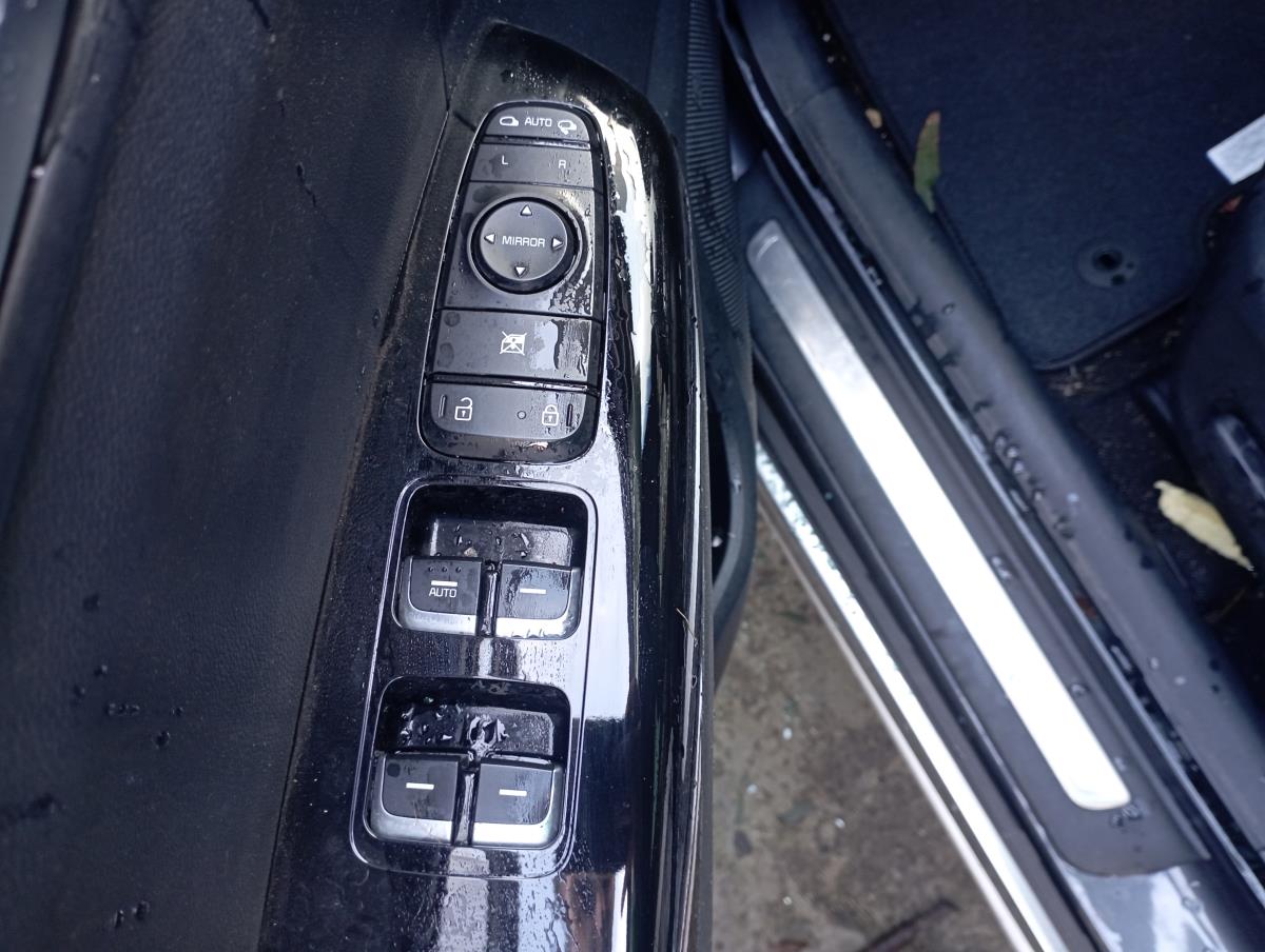 Comando / interruttore alzacristallo anteriore sinistro KIA Sportage (QL)